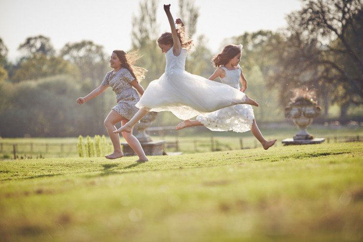 relaxed summer wedding photography at rockbeare manor in devon