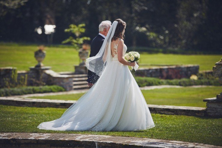 relaxed summer wedding photography at rockbeare manor in devon